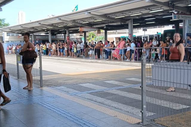 Salvador dribla falta de ônibus e tem 85 mil votantes a mais após mobilização