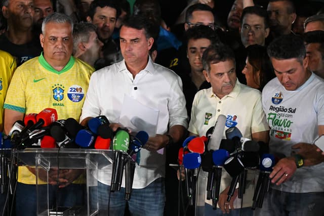 Quem estava com Flávio Bolsonaro em discurso após derrota no 2º turno