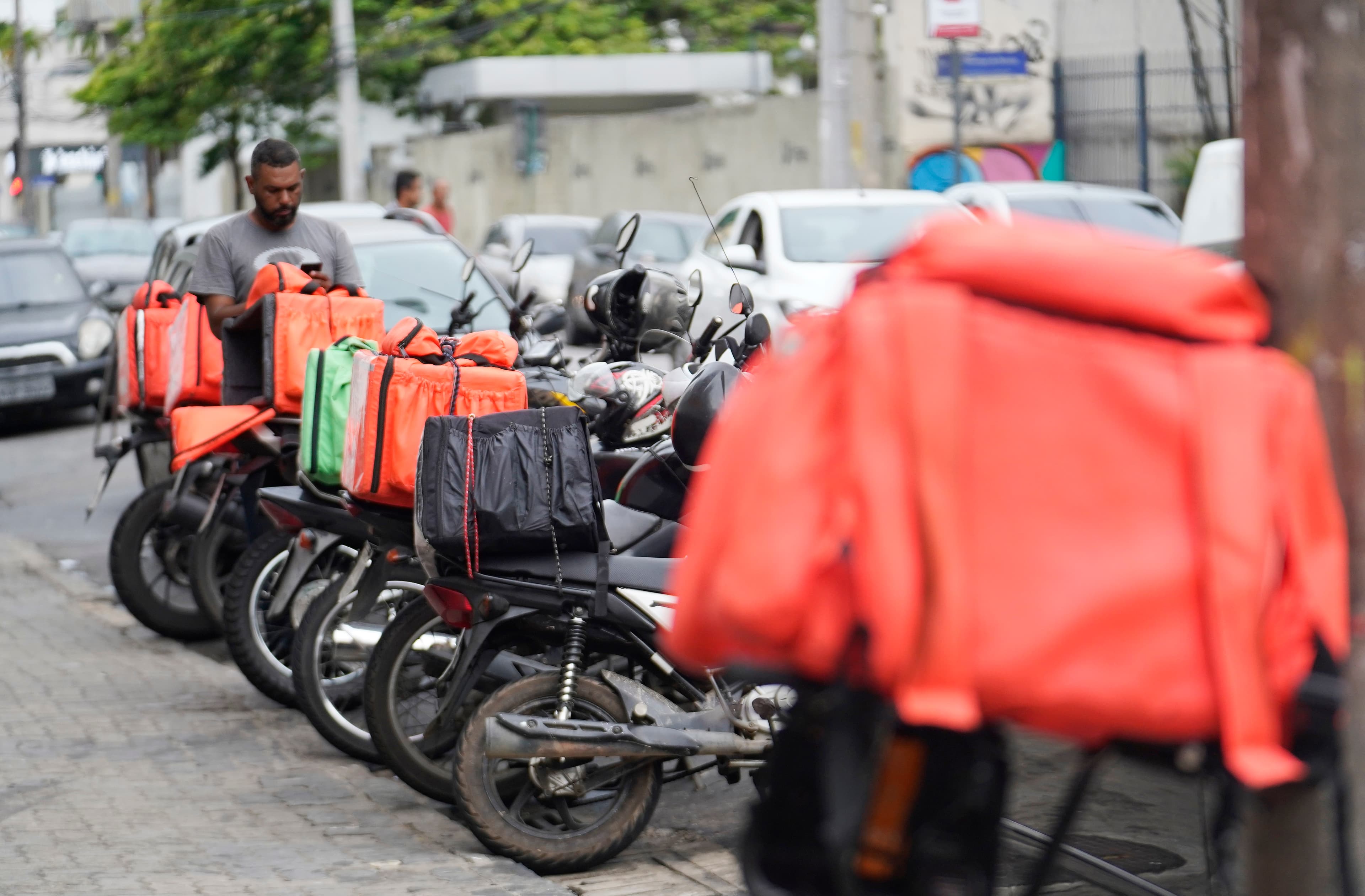 PL trabalho por aplicativos: relator mantém mínimo de R$ 8,50 por entrega e prevê piso de R$ 14,74 por hora trabalhada